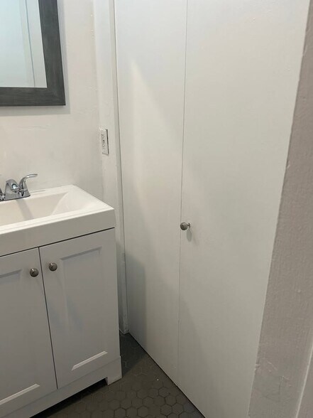 Building Photo - 210 W 53rd Ter