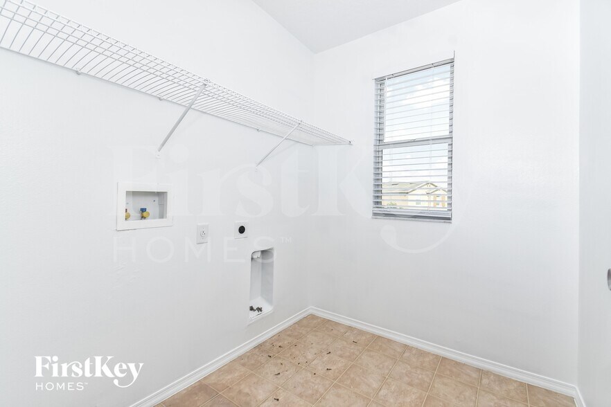 Building Photo - 13509 Laranja St