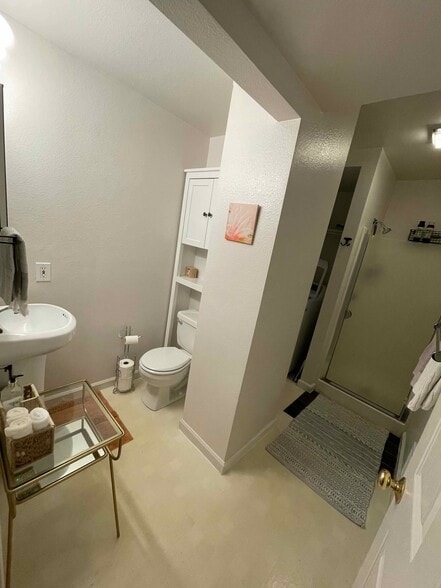 101 bathroom - 631 N Garden St