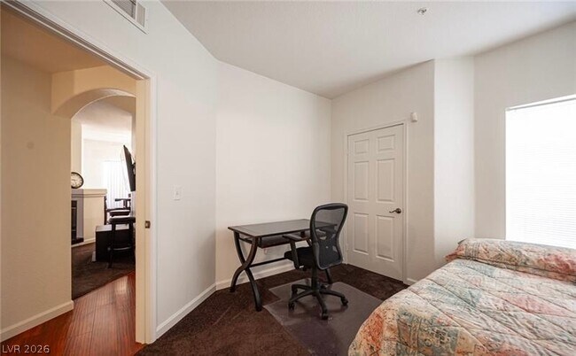 Building Photo - 6480 Annie Oakley Dr