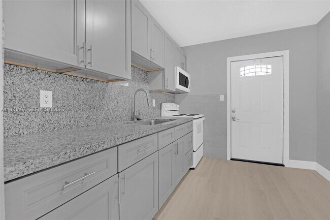 Building Photo - 369 Phippen Waiters Rd