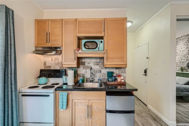 Building Photo - Charming Studio in San Diego
