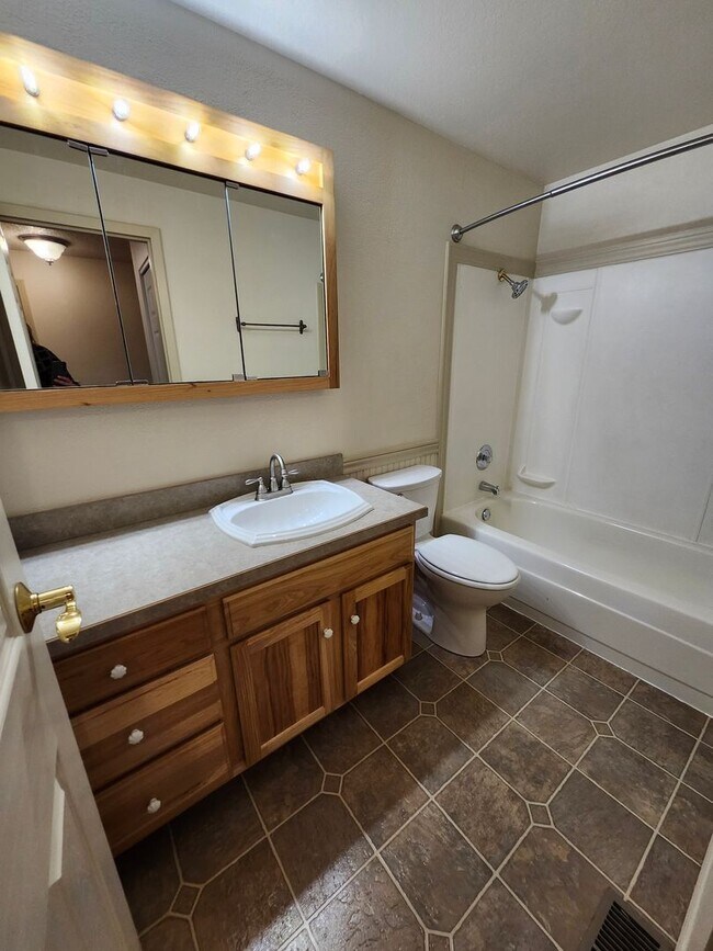 Building Photo - MOVE-IN SPECIAL: Spacious 4 Bedroom Home in N. Richland