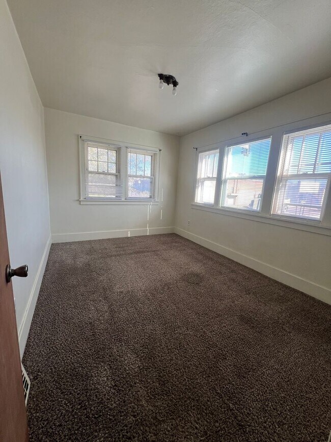 Building Photo - 445-447 S Main St