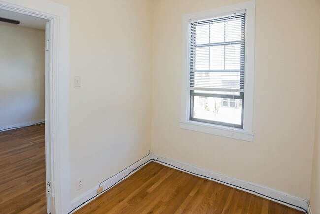 Building Photo - 2254 N Southport Ave