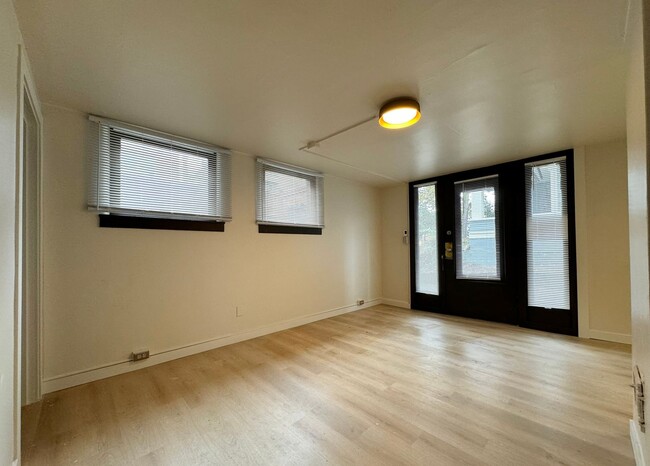 Building Photo - 1 Bd / 1 Ba Seattle Apartment