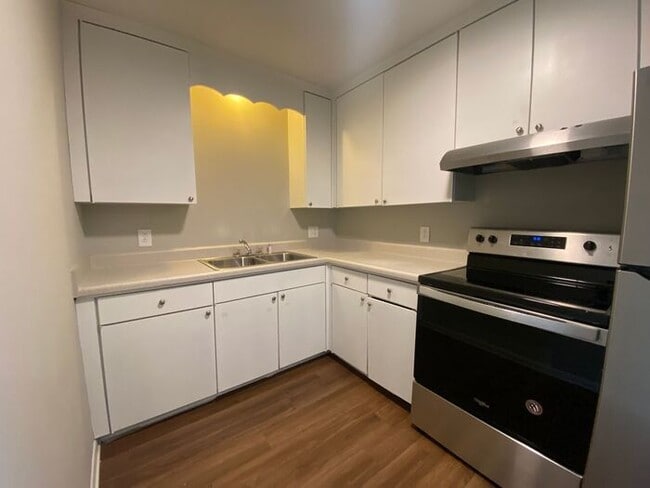 Building Photo - 2 Bedroom Unit was recently renovated. Liv...