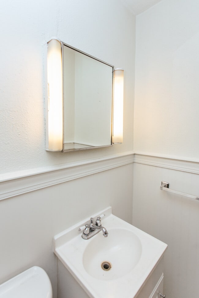 Building Photo - 255 Sunset Dr
