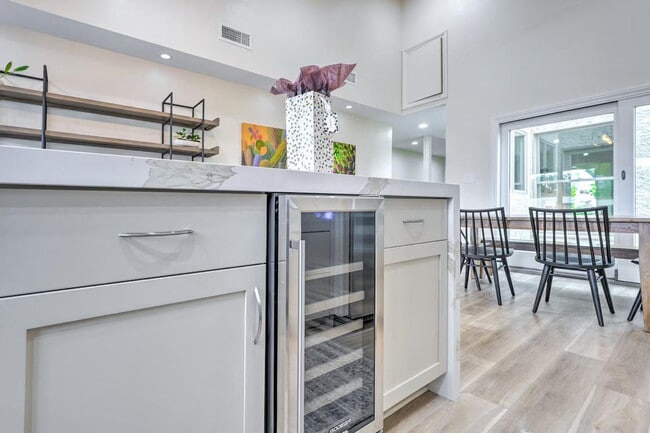 Building Photo - 7833 E Foxmore Ln