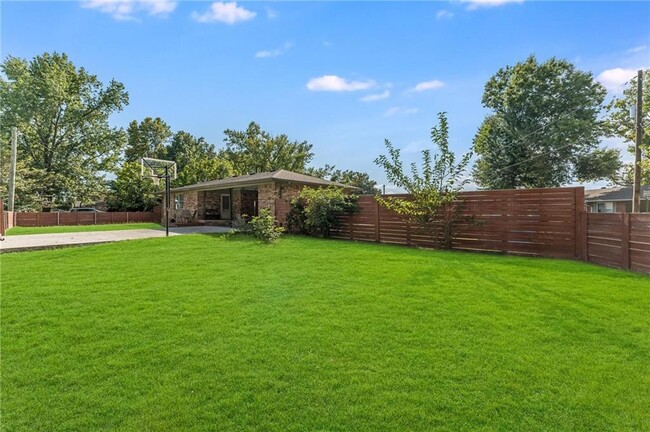 Building Photo - 1202 SW B St