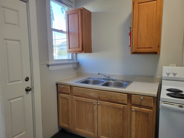 Building Photo - 798 E Whittier St