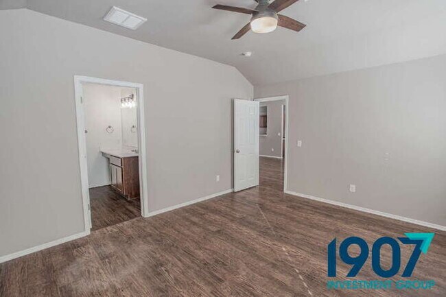 Building Photo - Contemporary 3-Bedroom Home in Yukon – Modern Finishes & Open Layout! - NO PETS