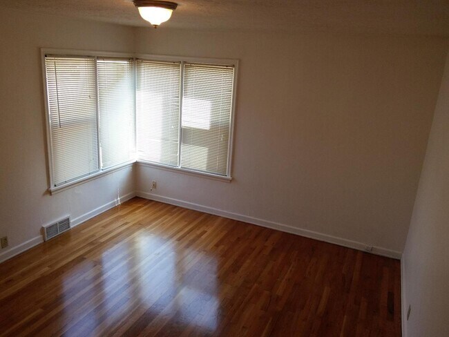 Building Photo - (837) 27th Street Apartments - 1 Bedroom /...