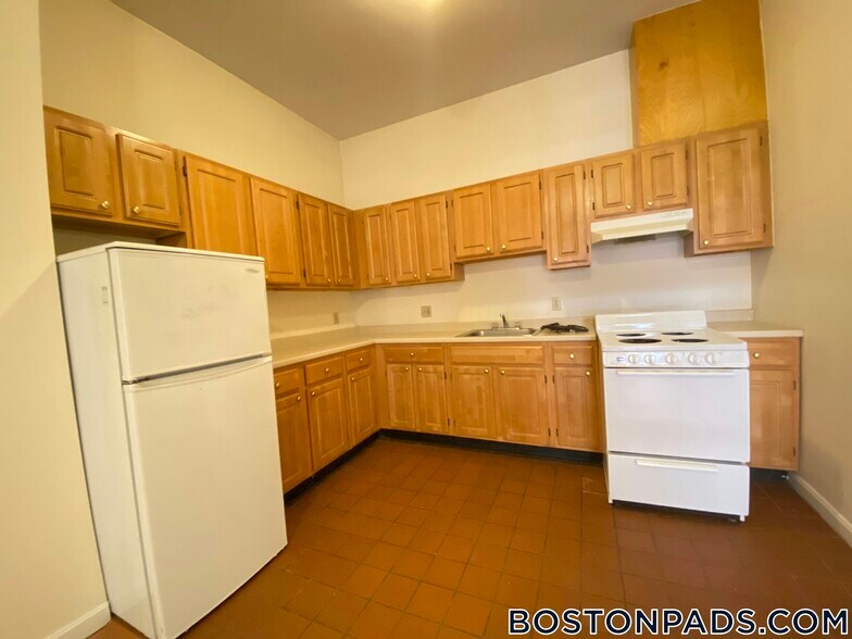 Building Photo - 81 Essex St