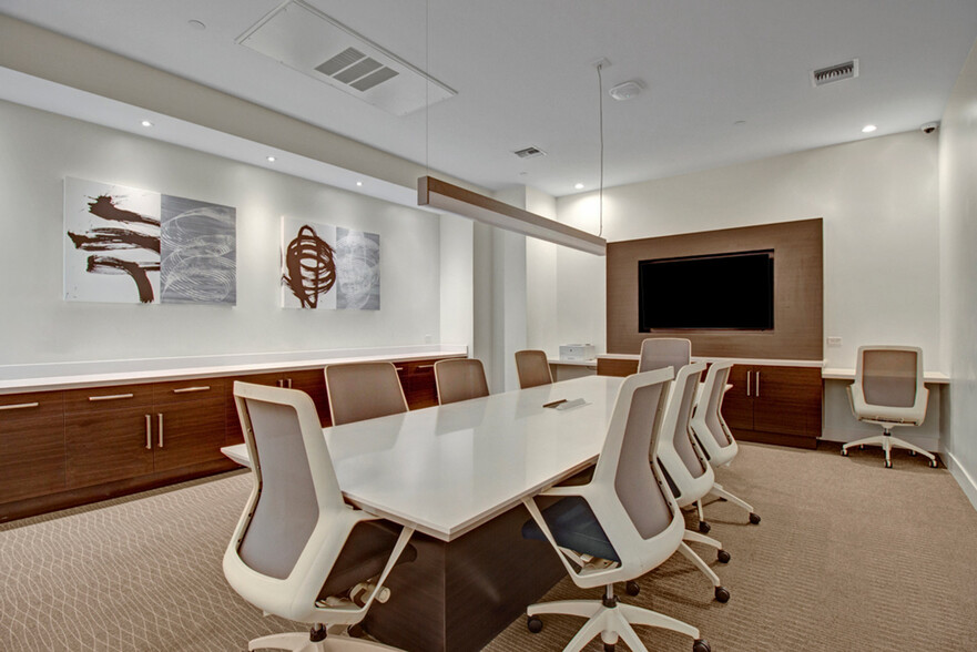 Building Photo - 375 N La Cienega Blvd