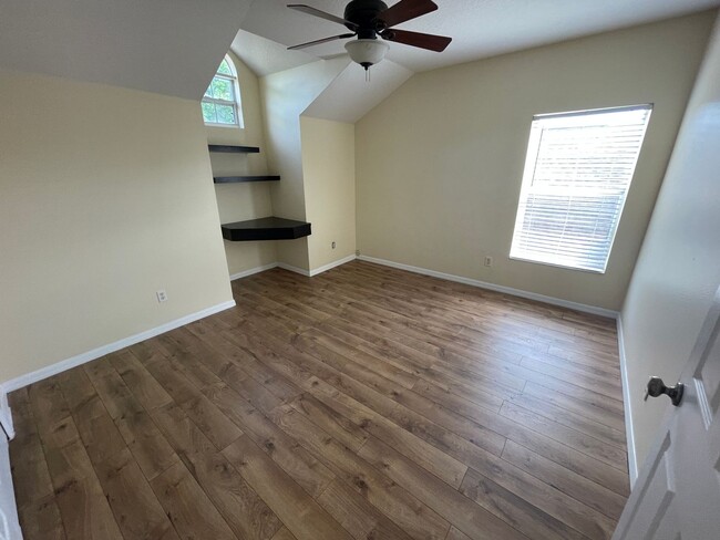 Building Photo - 2 Story, 4/2.5 plus Bonus Room in Great Lo...