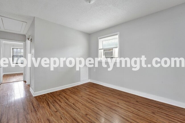 Building Photo - 100% OFF FIRST MONTH'S RENT  MOVE IN SPECI...