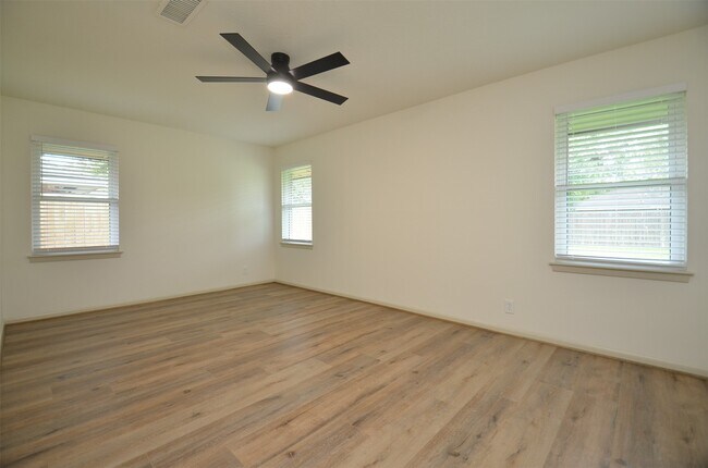 Building Photo - 9011 Theysen Dr