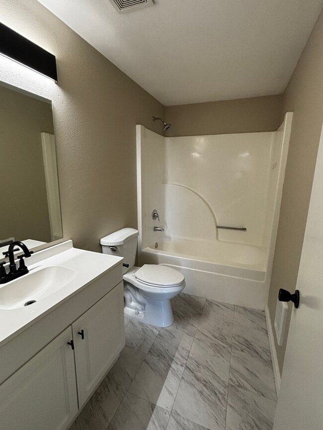 Building Photo - 4 bed 3 bath, Bonus room, Rv parking, Fenc...