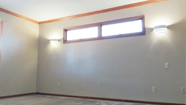 Building Photo - 296 Wintergreen Dr