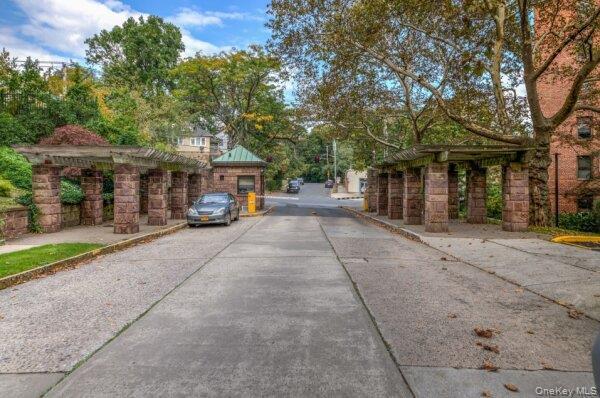 Building Photo - 161 Pearsall Dr