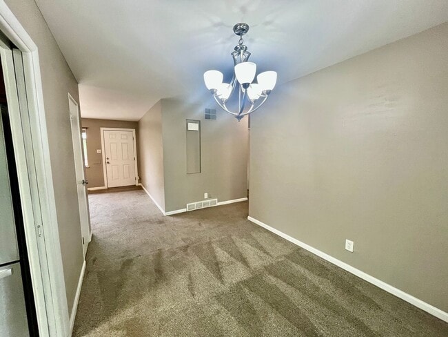 Building Photo - ** Move in Special** 3 bed 2 bath Ranch w/...