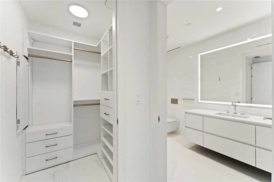 Building Photo - 300 Biscayne Boulevard Way