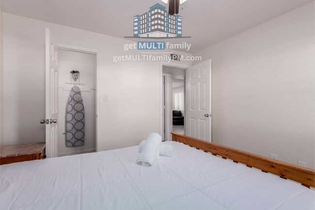 Building Photo - 515 W Pebble Beach Dr
