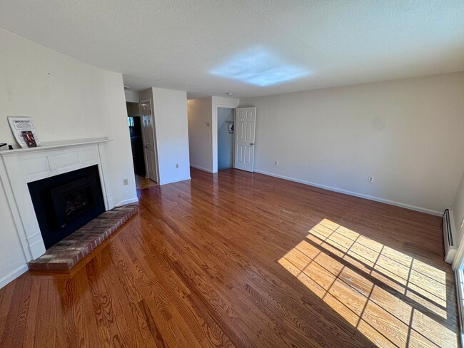 Building Photo - 2 Bedroom, 1.5 Bath condo w/ wonderful vie...