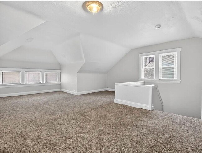 Building Photo - Spacious 5-bedroom, 2-bath single-family home