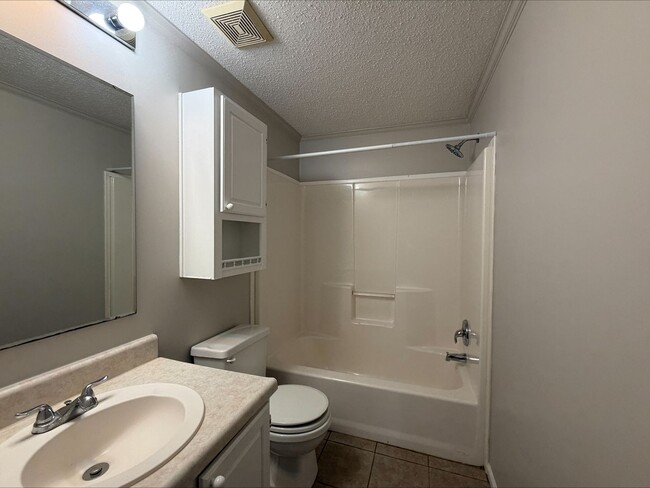 Building Photo - 3 Bed/2 Bath Home on large lot