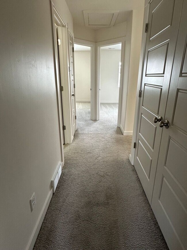 Building Photo - Gorgeous Townhome!!!