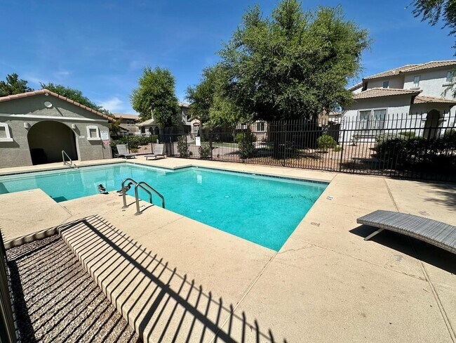 Building Photo - 1912 E Loma Vista St