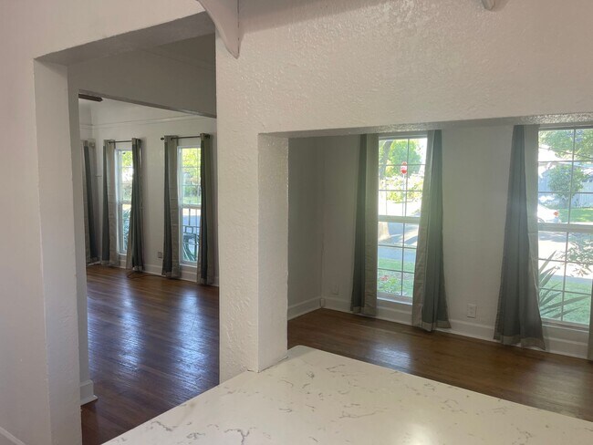 Building Photo - Cozy 2 bedroom bungalow home near UOP