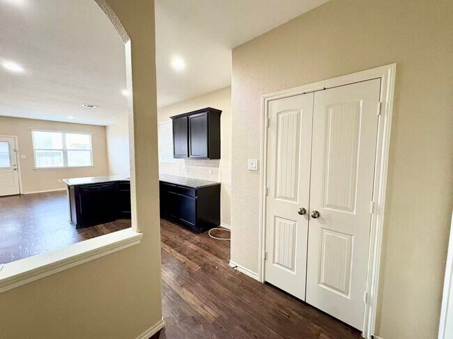 Building Photo - Cozy and well-kept 4 beds rental home in Houston