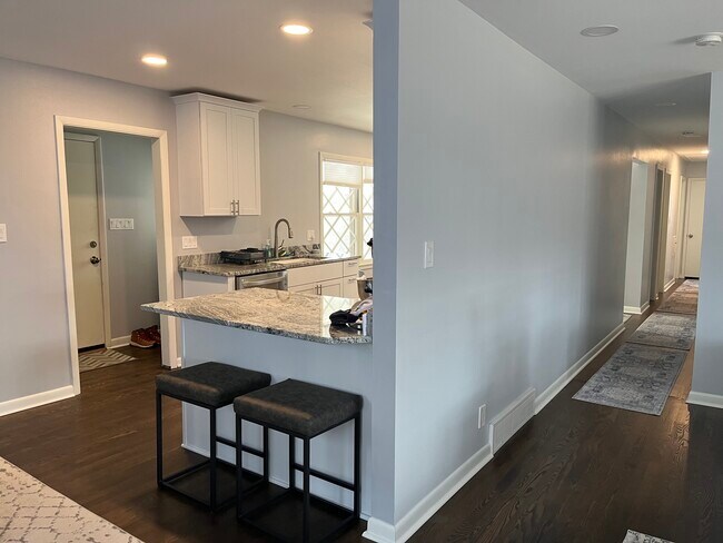 Building Photo - 8445 N Greenvale Rd