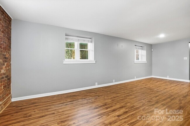 Building Photo - 229 N Poplar St