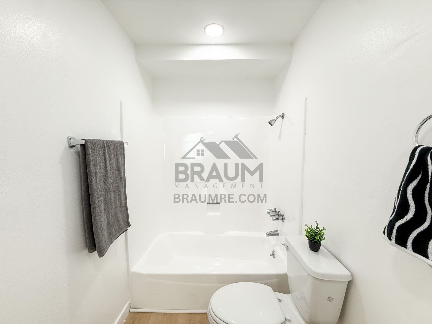 Building Photo - 5461 Kester Ave