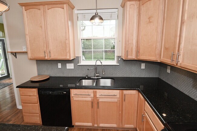 Building Photo - Spacious 4-Bedroom Haven with 2.5 Baths and Nearly 3,000 Sq Ft of Comfort in Indianapolis!