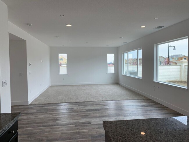 Building Photo - Large Executive home with tons of upgrades.