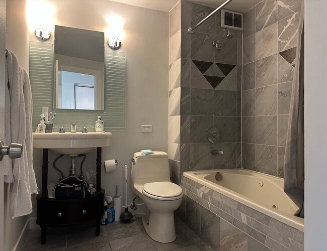 Building Photo - 2 E Oak St