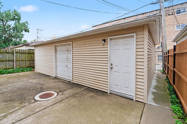 Building Photo - 6328 N Whipple St