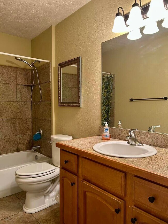 Building Photo - 5 bedroom and 3 bathroom two level house