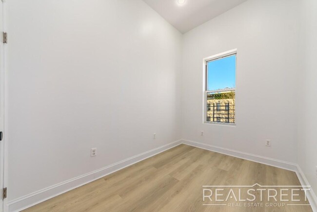Building Photo - Spacious 4 Bed 2 Bath Floor Thru in Bed Stuy!