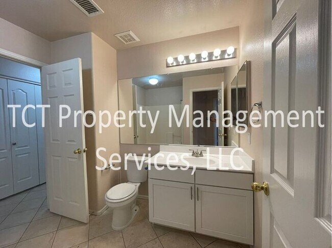 Building Photo - Charming 4 Bedroom in Great Location!