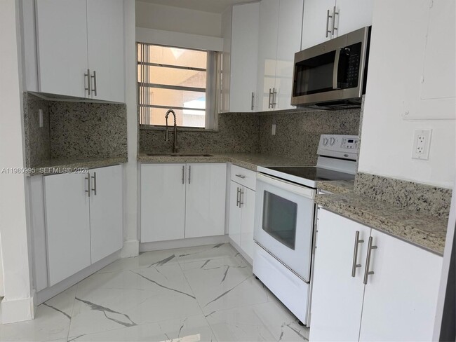 Building Photo - 8820 Fontainebleau Blvd