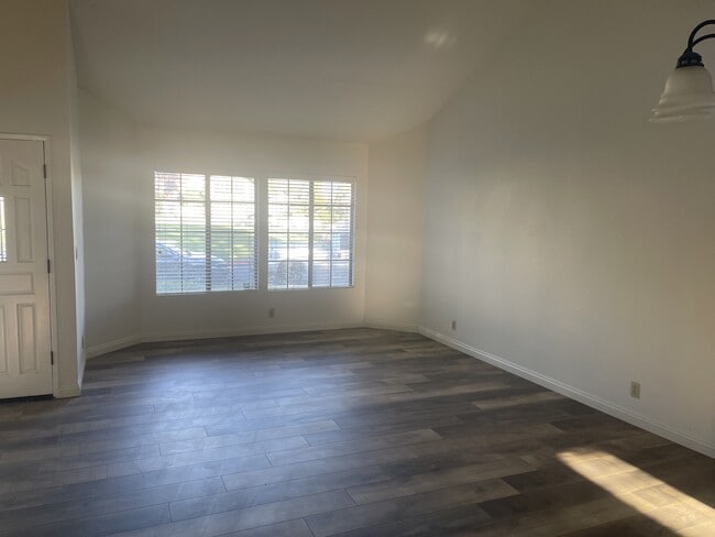 Building Photo - 2215 Lobelia Ave