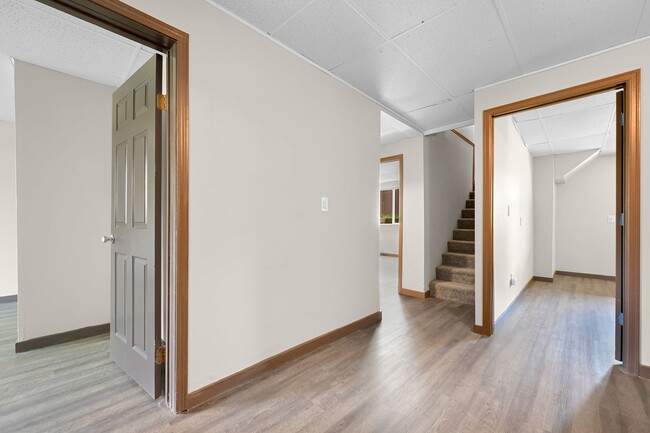 Building Photo - 6 Bedroom Home for Rent