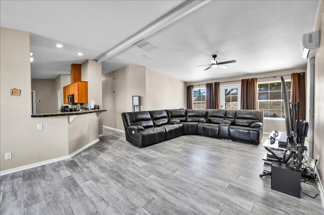 Building Photo - 29 Palms home in great neighborhood!