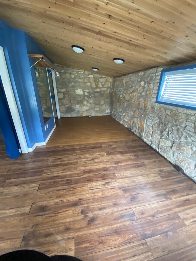 Building Photo - 1331 Hinch Dr